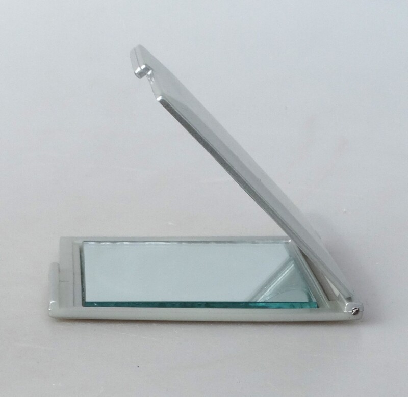 Stříbrné kapesní zrcátko 8x8cm.